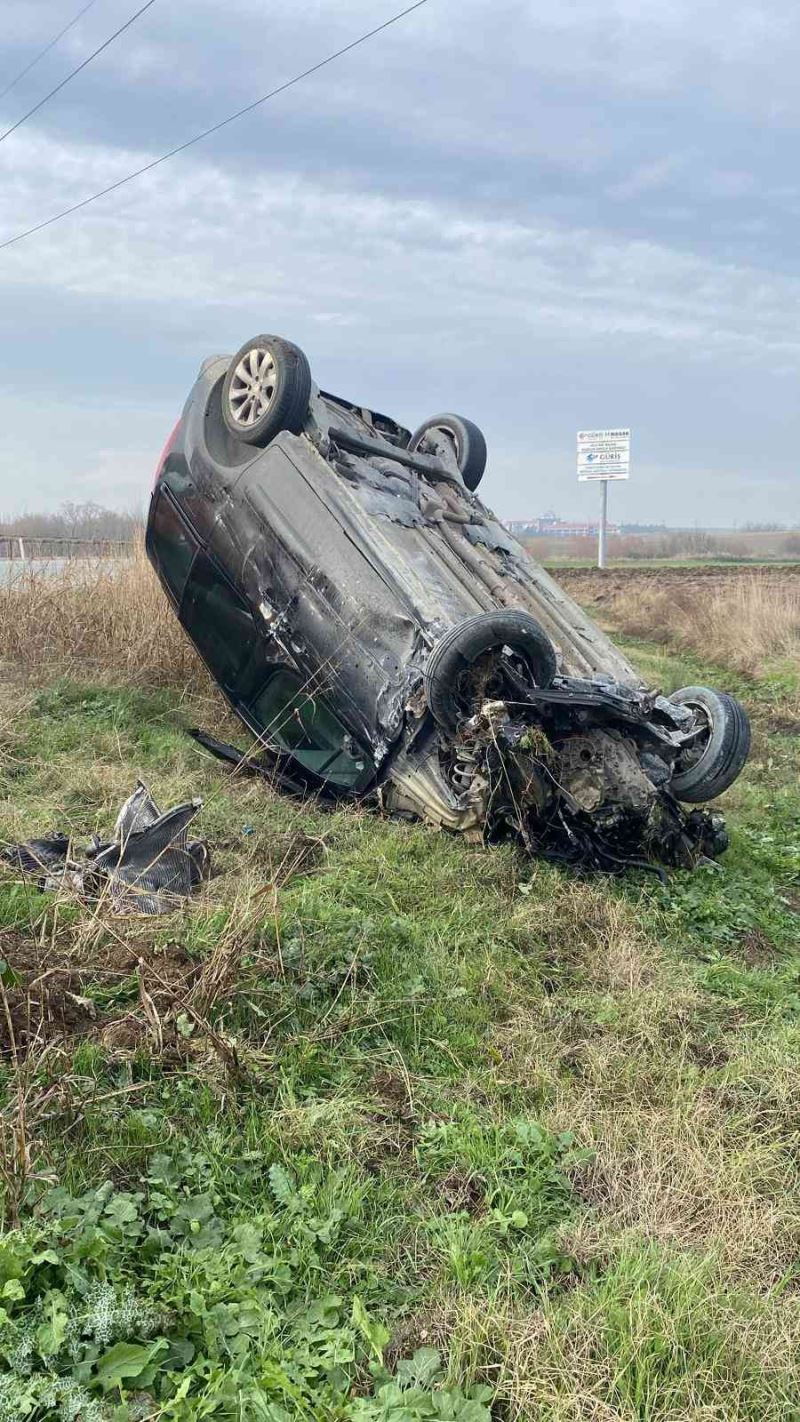 Yoldan çıkıp takla attı: 2 yaralı
