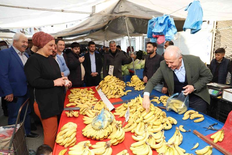 Başkan Gültak pazarda muz satışı yaptı, vatandaşla okey oynadı
