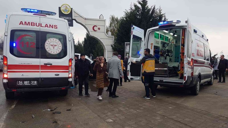 Sakarya’da üç aracın karıştığı trafik kazasında 7 kişi yaralandı
