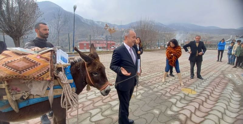 Eşekle Anadolu’yu gezip kitap dağıtıyor
