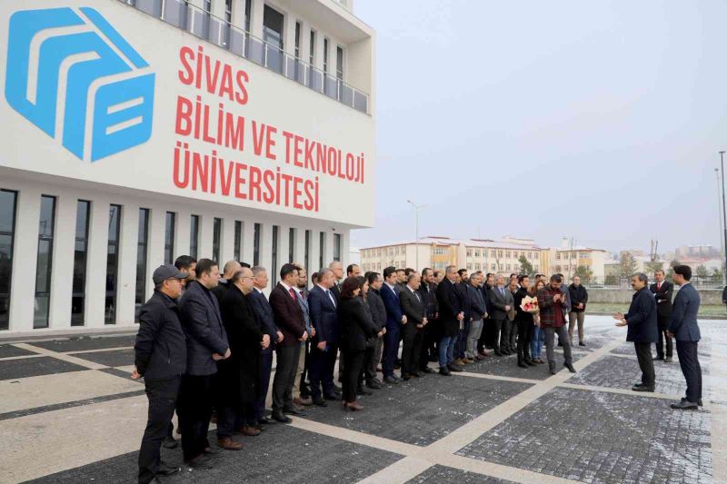 Yeniden atanan SBTÜ Rektörü Prof. Dr. Mehmet Kul çiçeklerle karşılandı
