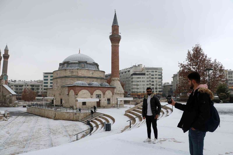 Şehir merkezine mevsimin ilk karı düştü
