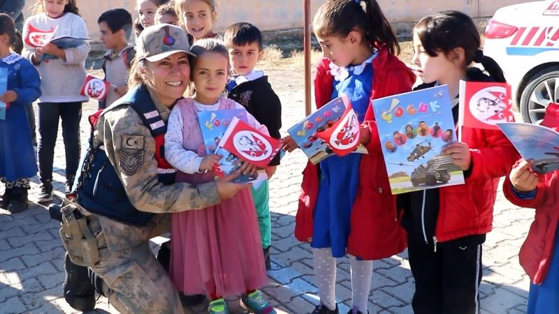 Siirt’te jandarma ekipleri, köy okulu öğrencilerini bilgilendirdi
