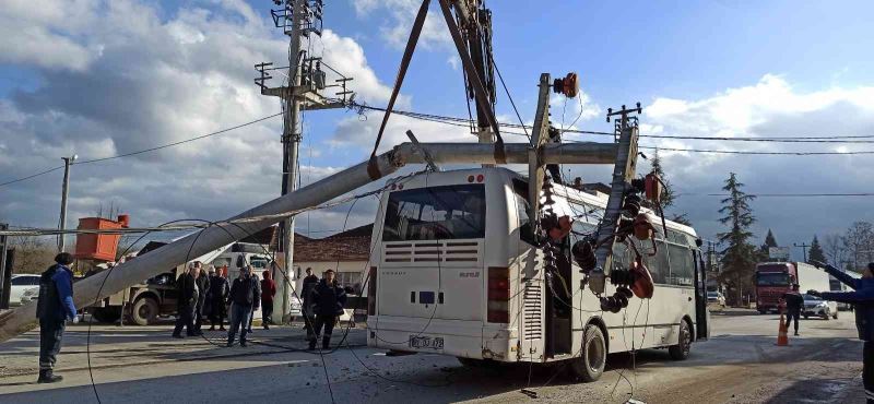 Yolcu otobüsünün üzerine beton direk devrildi
