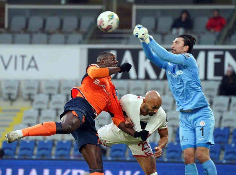 Spor Toto Süper Lig: Medipol Başakşehir: 0 -Antalyaspor: 0 (İlk yarı)
