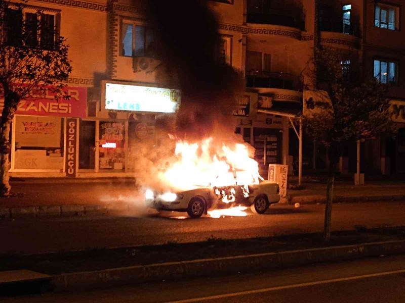 Seyir halindeki otomobil alev topuna döndü
