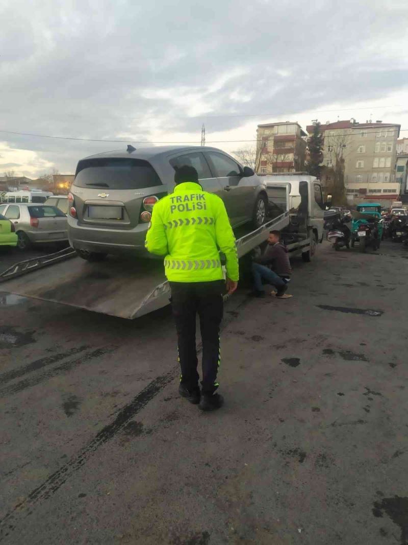 Direksiyon sınavını geçemeyince ehliyetsiz araç kullanıp drift atan şahıs yakalandı
