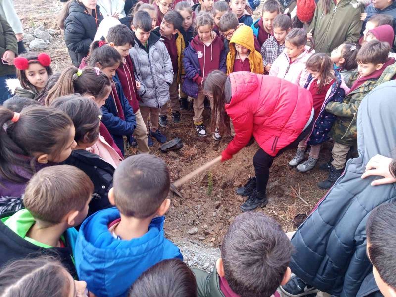 Kütahya Milli Eğitim Vakfı Halime Erkan İlkokulu’nda fidan dikim etkinliği
