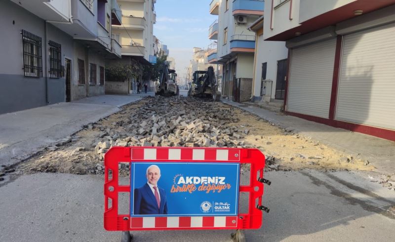 Akdeniz’de sokak yenileme ve yeni yol çalışmaları
