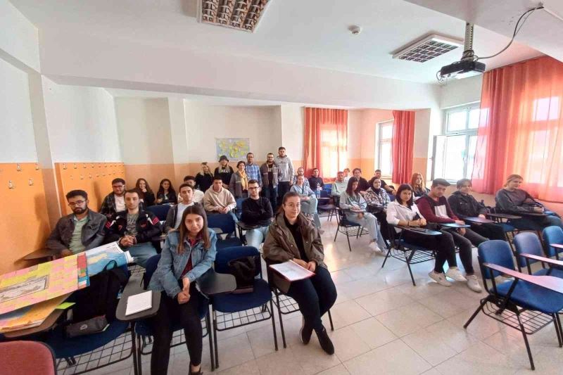 İş dünyasının uzmanları öğrencilerle buluştu
