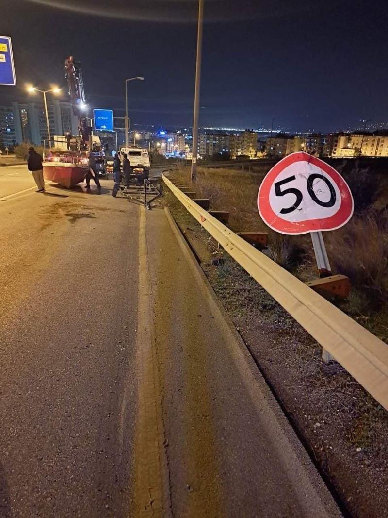 Otomobilin çektiği balıkçı teknesi karayoluna düştü
