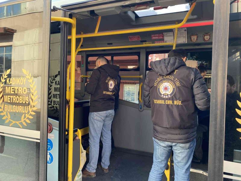 Üsküdar’da okul önlerinde polisten sıkı denetim
