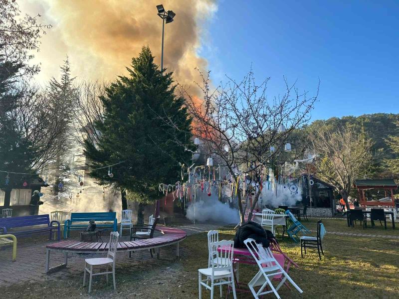 Kızılcahamam’da ahşap restoran alevlere teslim oldu
