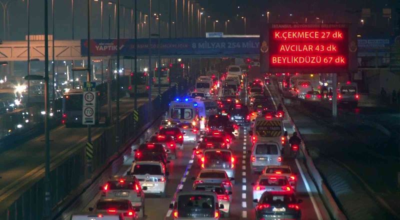 İstanbul’da yılın son iş gününde trafik yoğunluğu yüzde 71’e yükseldi
