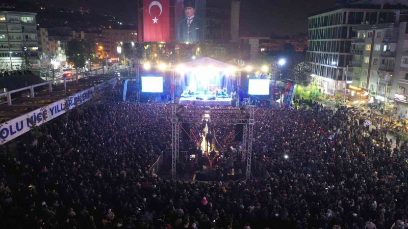 Sevilen sanatçı Şahin Aydınlılara unutulmaz bir akşam yaşattı
