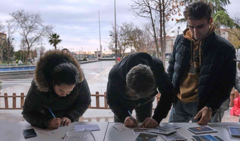 Yılbaşı için kurulan Sevgi Postanesi nostaljiyi yaşadılar
