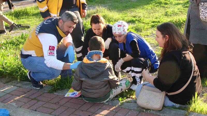 Sağlık ekipleri çocuğu hastaneye götürebilmek için dil döktü
