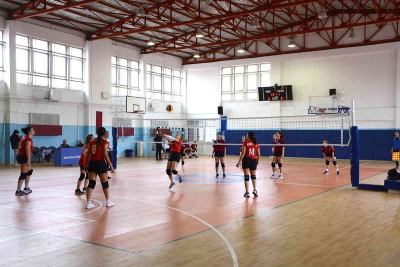 Voleybol turnuvasında yarı finalistler belli oldu
