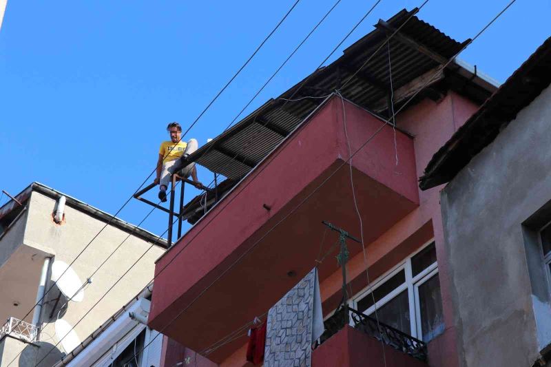 Çıktığı çatıdan kardeşinin ikna çabası ile indirildi
