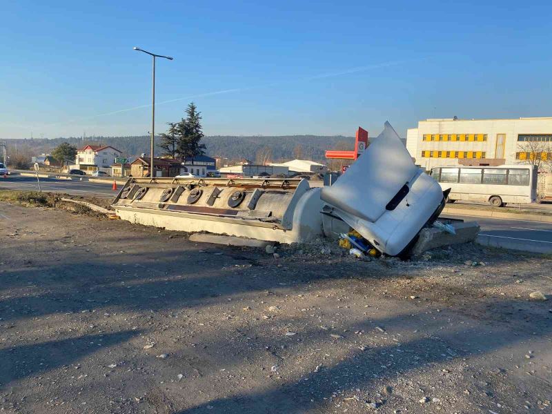 Akaryakıt tankeri sulama kanalında yan yattı
