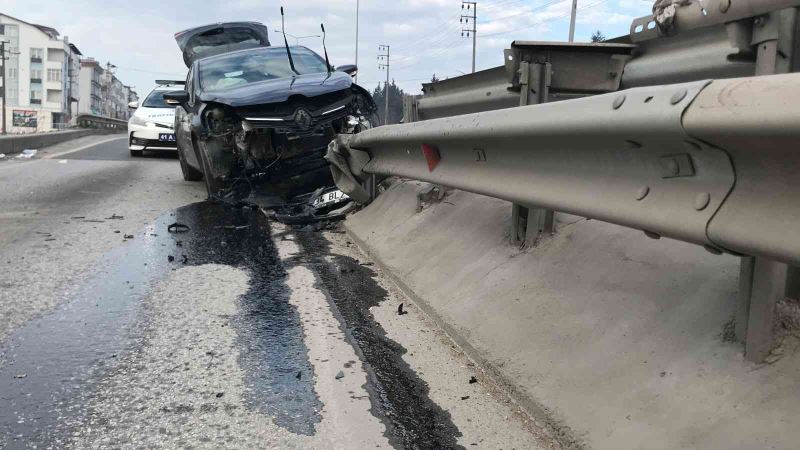 Yol ayrımında bariyerlere çarptı: 3’ü çocuk 6 yaralı
