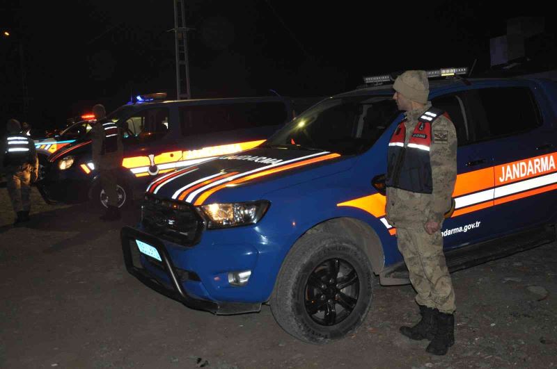 Kars’ta eksi 10 derece soğukta yılbaşı uygulaması
