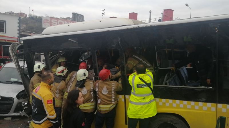 İstanbul’da İETT otobüsü ile tramvay çarpıştı
