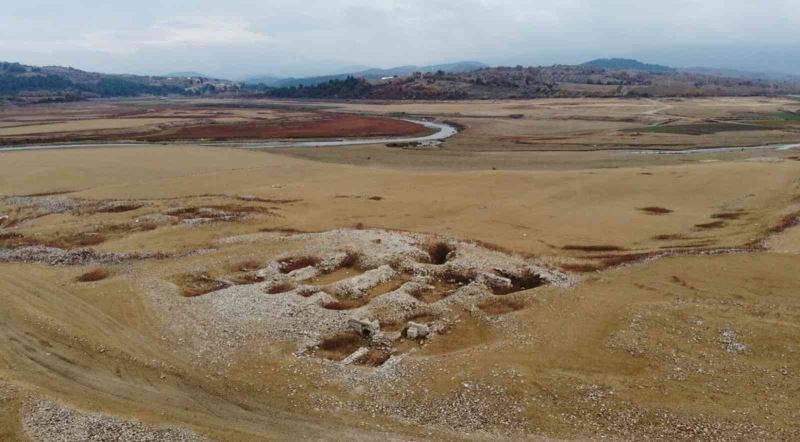 Baraj suları çekilince ortaya çıkan bin 500 yıllık hamam ve kilise kalıntıları dron ile görüntülendi
