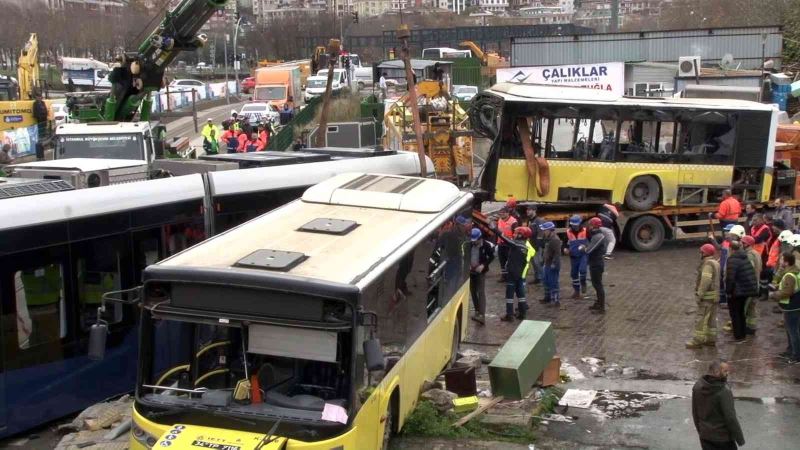 Alibeyköy’de 33 kişinin yaralandığı kazanın ardından otobüsü ve tramvayı kaldırma çalışması sürüyor
