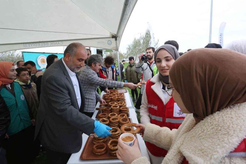 Başkan Sandıkçı’dan gençlere salep ve simit ikramı
