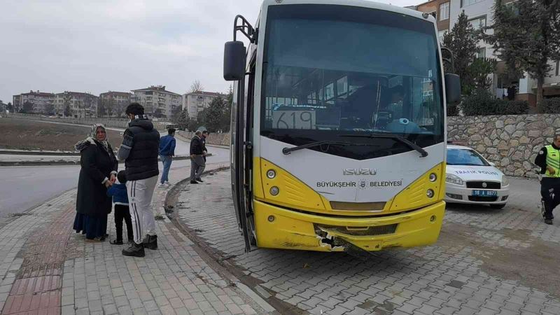 Halk otobüsüyle kafa kafaya çarpışan motosikletin sürücüsü hayatını kaybetti
