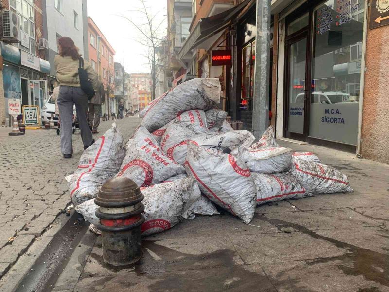 Onlarca kömür torbası kaldırımı işgal etti
