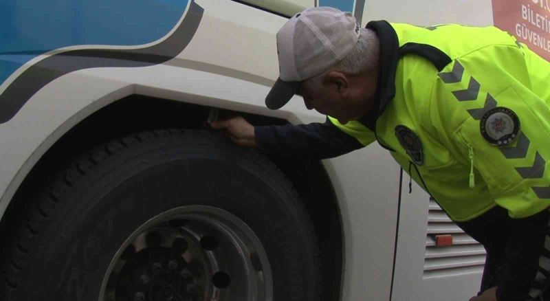 Yolcu otobüslerinin lastikleri denetlendi
