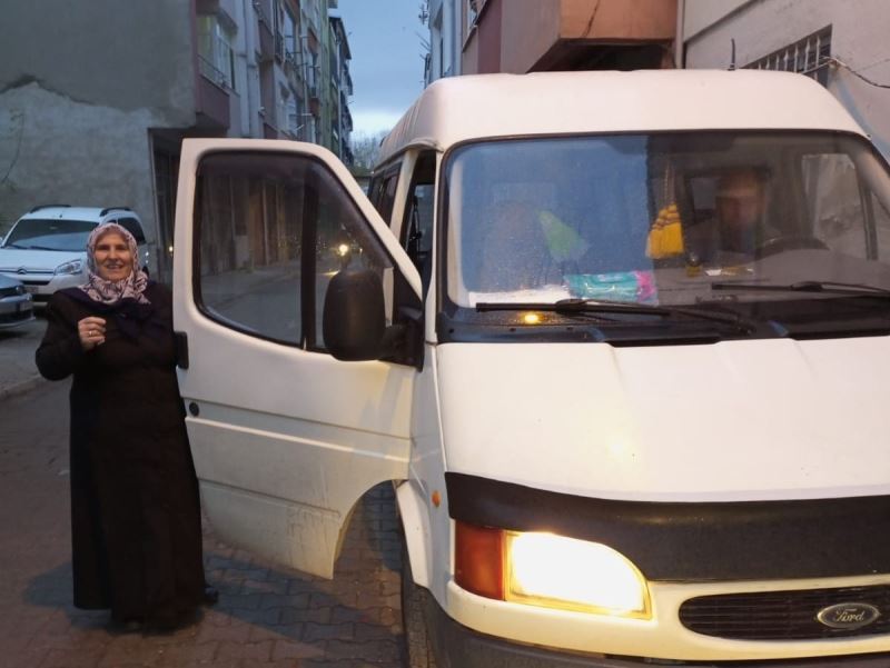 Yerini unuttukları minibüsü polis buldu
