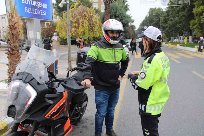 Motosiklet sürücülerine kaskın önemi anlatıldı
