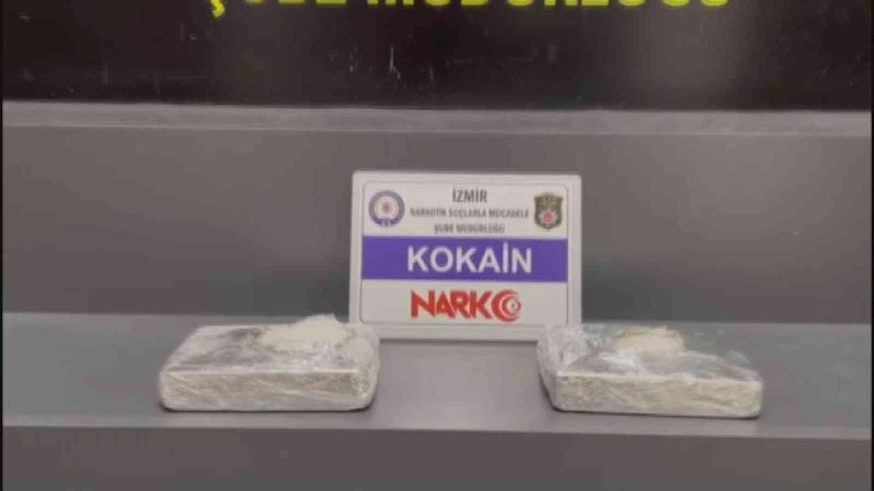 İzmir’e yolcu otobüsü ile 2 kilogram kokain getiren zehir taciri kadın yakayı ele verdi
