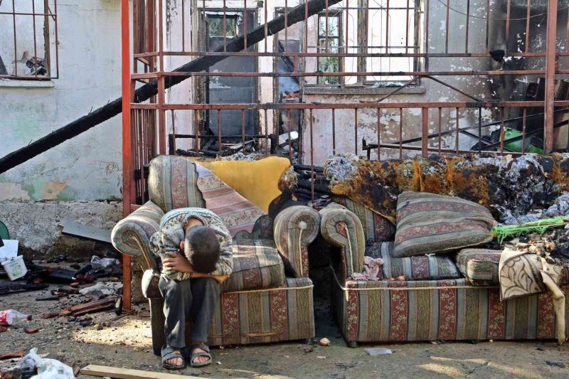 Yangında hem evi hem de geçimini sağladığı Türk bayrakları küle döndü
