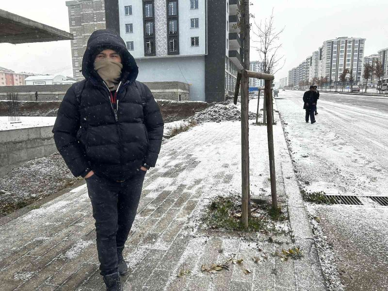 Erzurum güne karla uyandı
