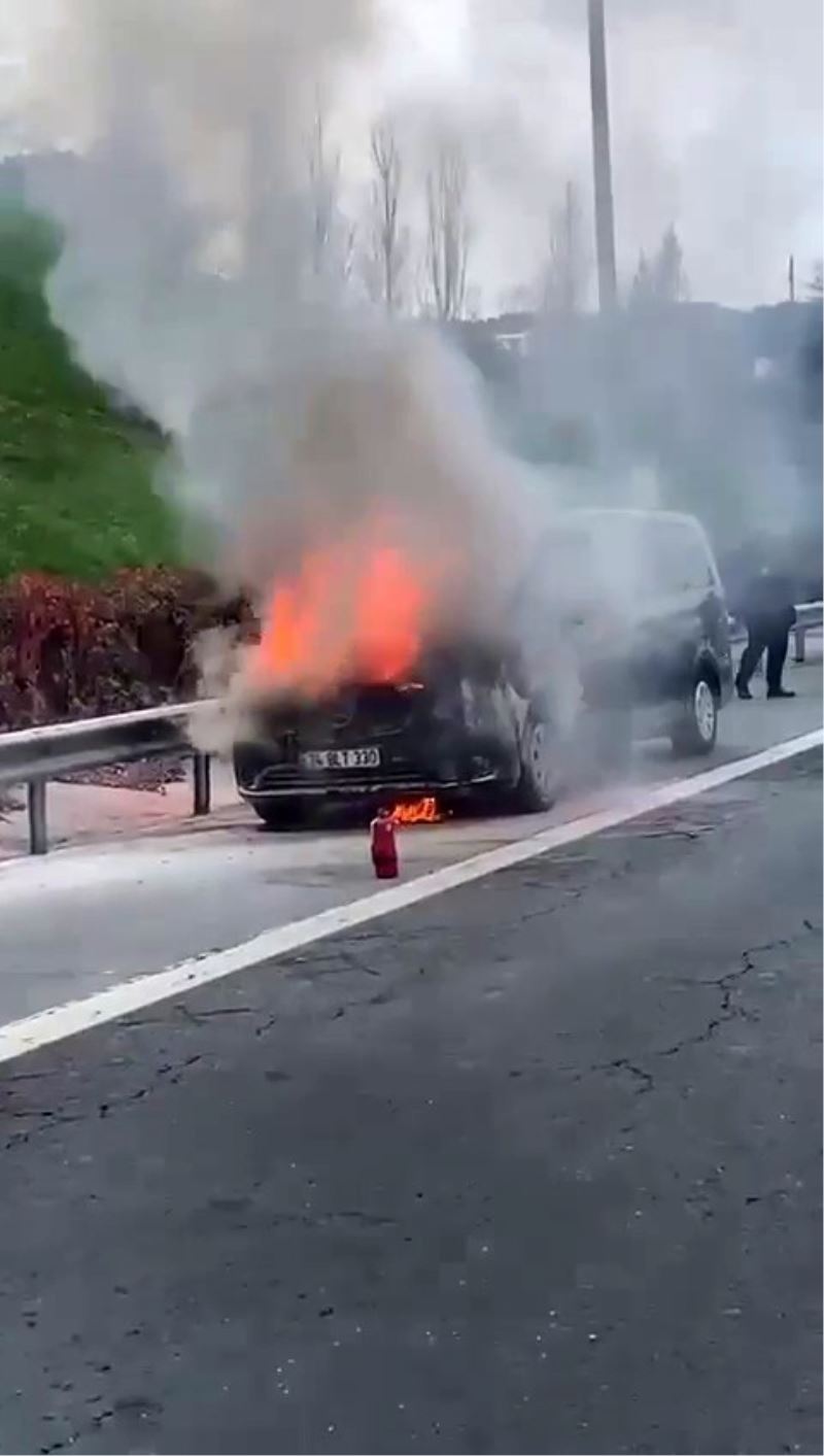 İstanbul TEM’de araç alevlere teslim oldu: Trafik durdu
