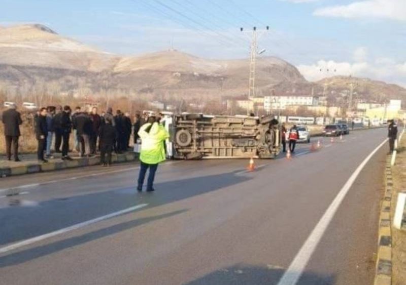 Gevaş’ta öğrencileri taşıyan minibüs yan yattı: 11 yaralı
