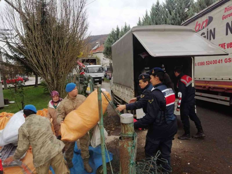 Kocaeli jandarmasından Düzce’ye yardım eli
