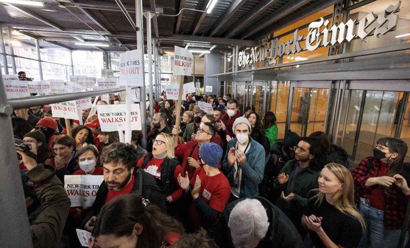 New York Times çalışanları 40 yıl sonra 24 saatlik grev başlattı
