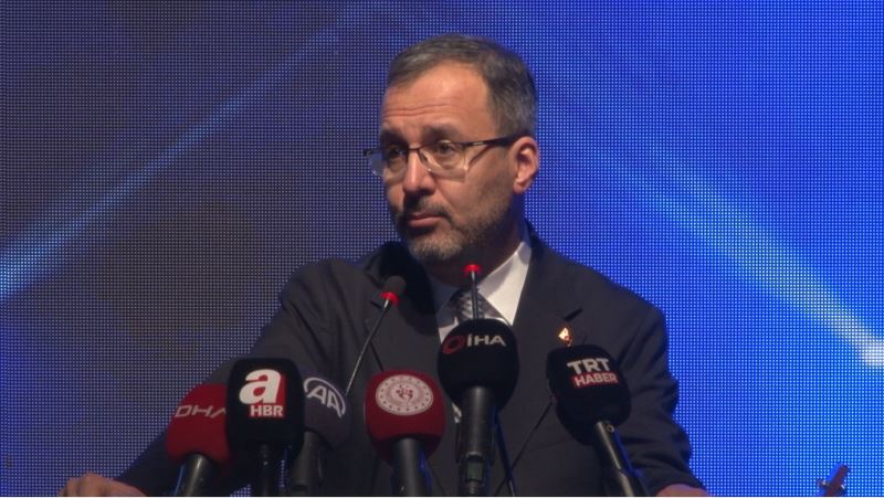 Bakan Kasapoğlu, sanatçılar ve gençlerle “Dünyadan Uzak” şarkısını seslendirdi
