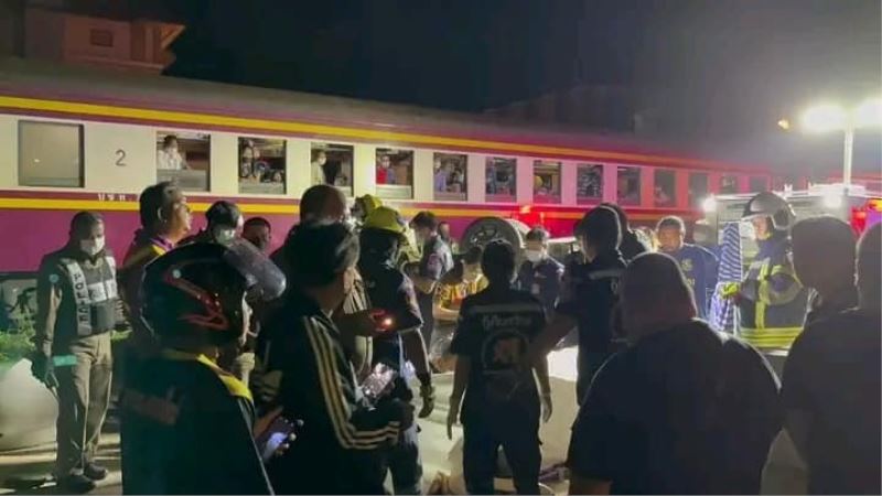 Tayland’da bariyerleri aşmaya çalışan araca tren çarptı: 3 ölü, 1 yaralı
