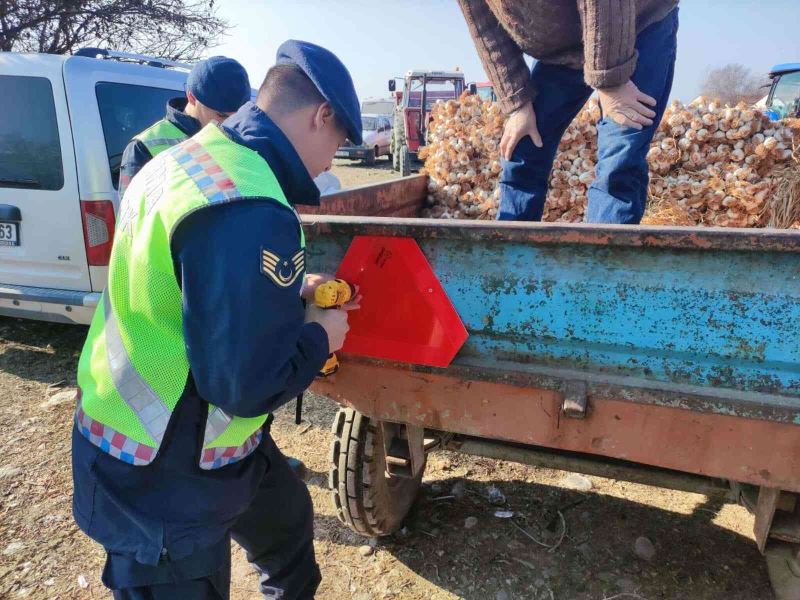 Sarımsak pazarında traktör sürücülerine reflektör dağıtıldı
