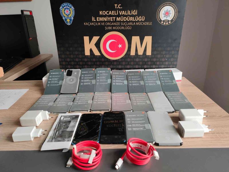 Durdurulan araçtan 21 kaçak telefon ele geçirildi
