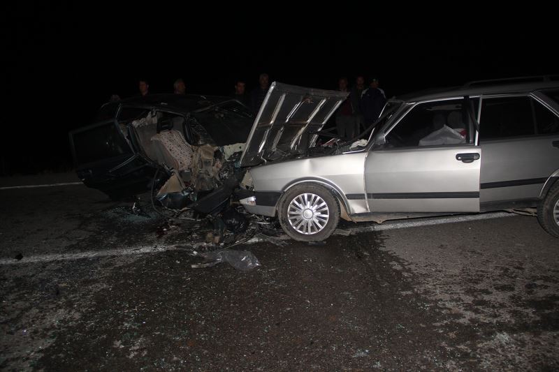 İki otomobil kafa kafaya çarpıştı: 1 ölü, 2’si çocuk 5 yaralı
