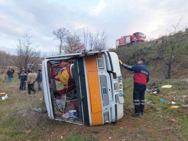 Çanakkale’de minibüs tarlaya uçtu: Uzman erbaş hayatını kaybetti, 9 kişi yaralandı
