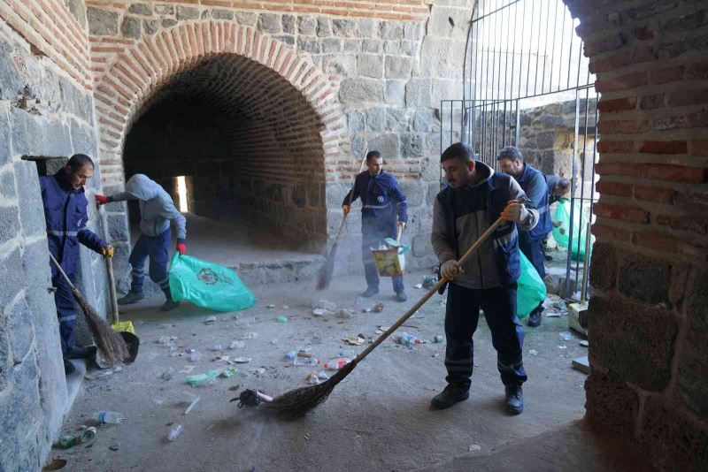 Asırlık surların dipleri ve burçlar temizlendi
