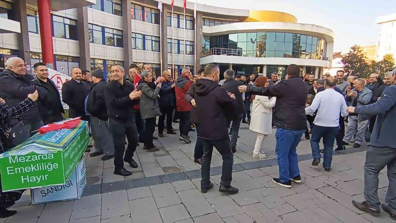 EYT’liler yeni çıkacak kanunu göbek atarak kutladı, tabutu parçaladı
